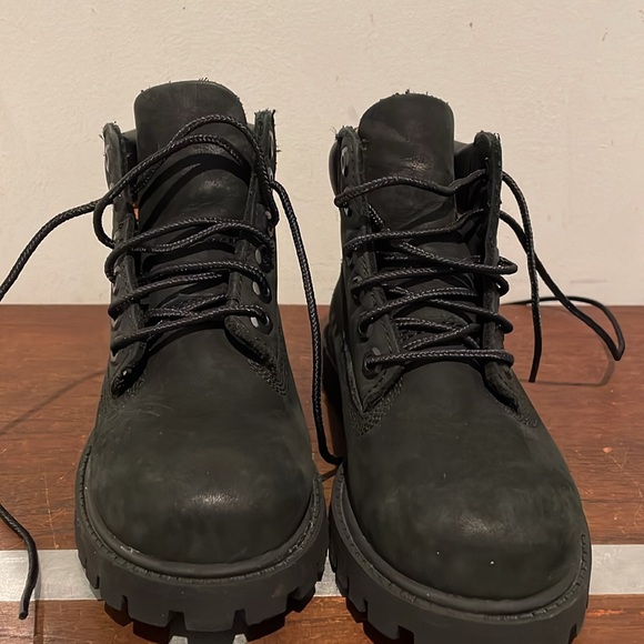 Boys Timberland Boots - Picture 2 of 4